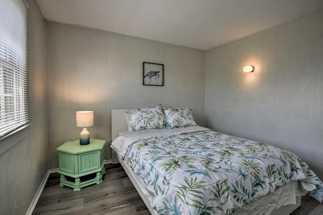 Oak Island Beach Abode With Deck Walk To Shore! Dış mekan fotoğraf
