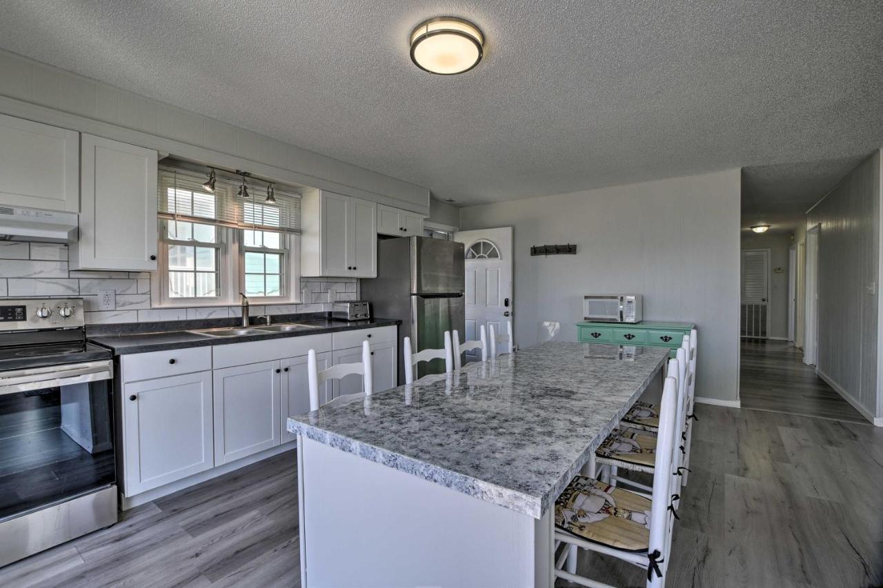 Oak Island Beach Abode With Deck Walk To Shore! Dış mekan fotoğraf
